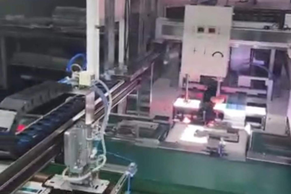 自动辅料贴标机